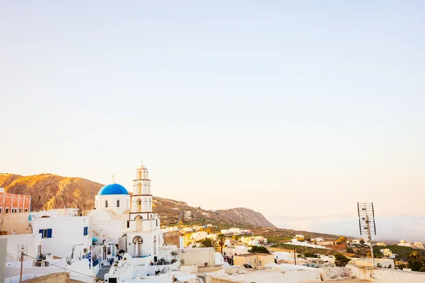 ギリシャのサントリーニ島にある伝統的な白い建築と青のドーム型の教会とピルゴス村の息をのむような景色 — ストック写真
