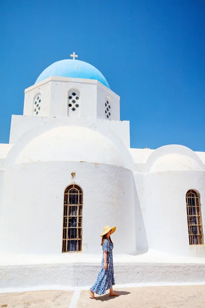 Gyönyörű Fiatal Sétál Közeli Kék Kupolás Templom Pyrgos Falu Santorini — Stock Fotó