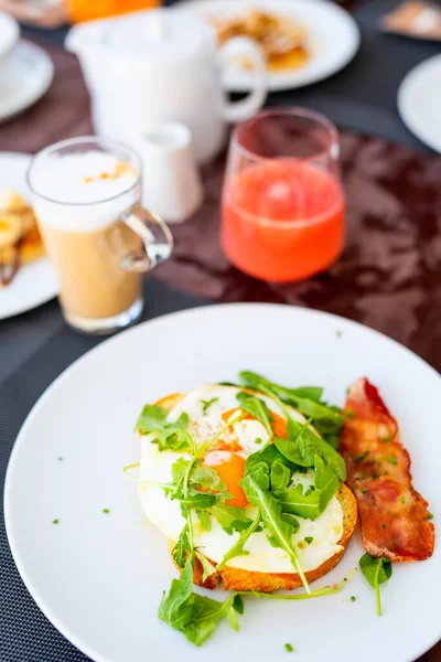 目玉焼き ベーコンと野菜とおいしい朝食 — ストック写真