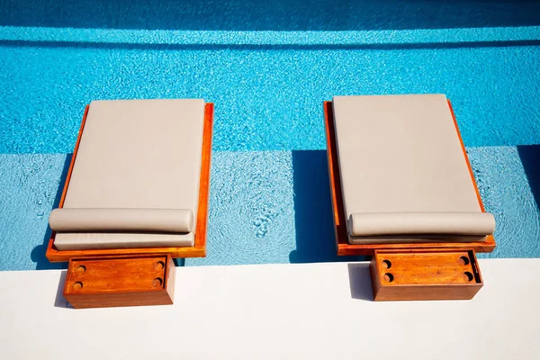 Zblízka Dřevěný Bazén Lehátko Luxusním Resortu — Stock fotografie