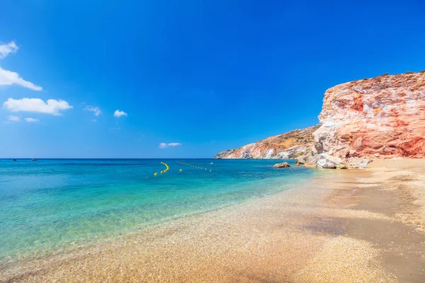 Идиллический Пляж Окружении Красивых Скал Усеянных Морскими Пещерами Греческом Острове — стоковое фото