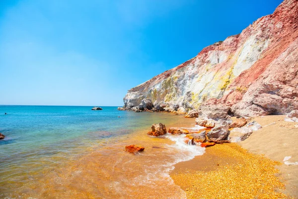 Idyllic Beach Surrounded Beautiful Cliffs Dotted Sea Caves Greek Island — Stock Photo, Image