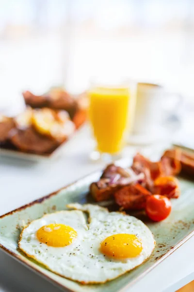 Pyszne Śniadanie Jajka Sadzone Boczek Warzywa — Zdjęcie stockowe