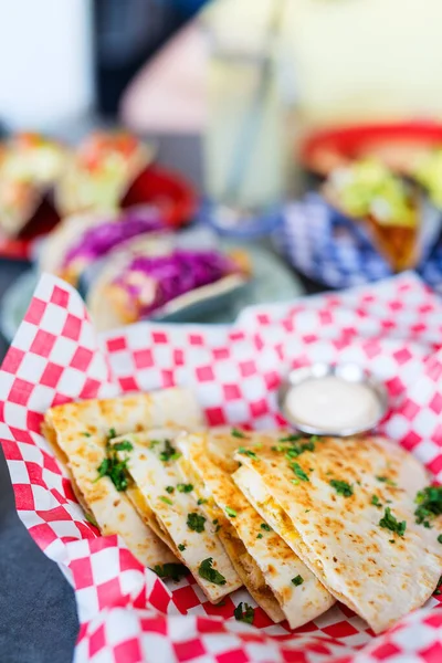 Τυρί Quesadillas Σερβίρεται Για Μεσημεριανό Γεύμα Στο Μεξικάνικο Εστιατόριο — Φωτογραφία Αρχείου