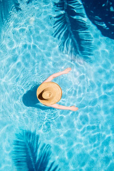 Top View Beautiful Woman Earing Sunhat Relaxing Swimming Pool — 图库照片