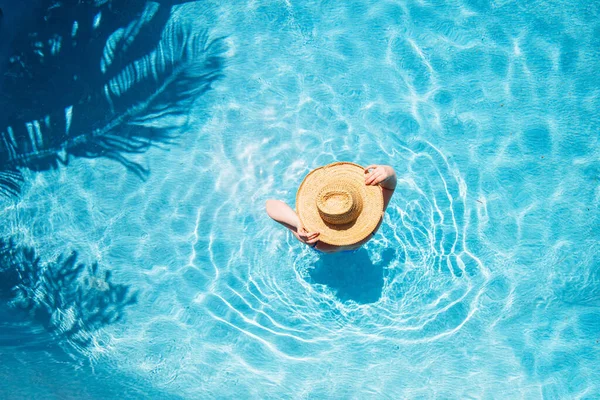Top View Beautiful Woman Earing Sunhat Relaxing Swimming Pool — Foto de Stock