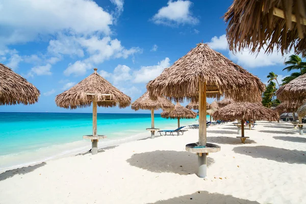 Parasols Idyllic Tropical Beach White Sand Turquoise Ocean Water Aruba — Stockfoto