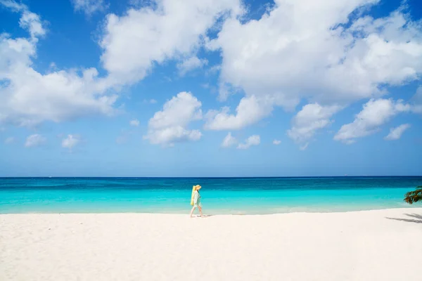 Young Woman Walking White Sand Tropical Beach Surrounded Turquoise Ocean — Stock Fotó