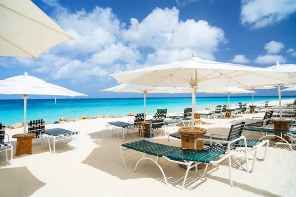Parasols Idyllic Tropical Beach White Sand Turquoise Ocean Water Aruba — ストック写真