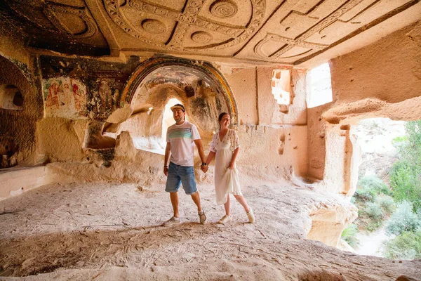 Young Couple Touring Cave Church Three Crosses Rose Valley Cappadocia — Foto de Stock