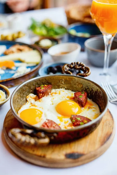 Delicious Breakfast Fried Eggs Turkish Sausage Served Pan — 스톡 사진