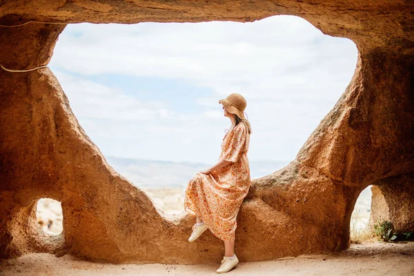 Young Woman Cave House Cappadocia Turkey — Fotografia de Stock