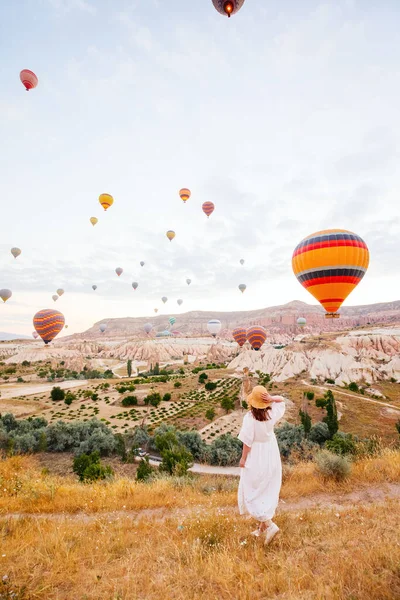 Back View Young Woman Admire Scenery Hot Air Balloons Flying — Photo