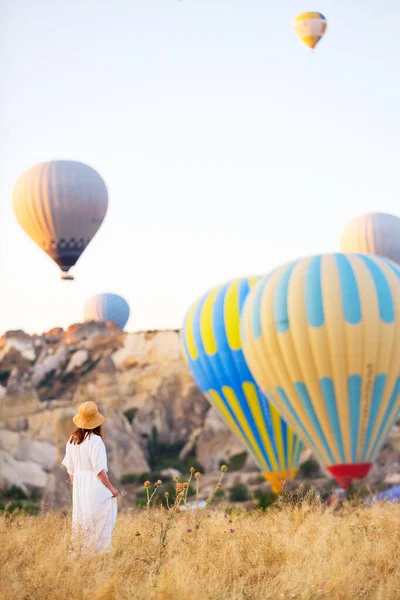 Back View Young Woman Admire Scenery Hot Air Balloons Flying — Stock Photo, Image