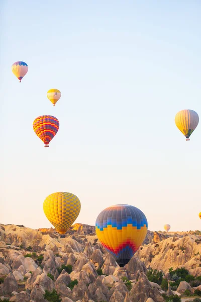 Scenery Hot Air Balloons Flying Valley Rock Formations Fairy Chimneys — Fotografia de Stock