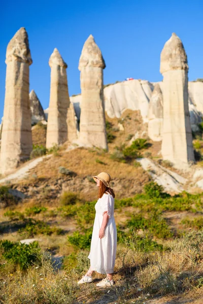Young Woman Walking Love Valley Cappadocia Turkey Rock Formations Fairy — Stock Photo, Image