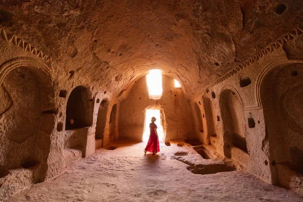 Silhouette Young Woman Cave Church Dated Back 10Th Century Cappadocia — Foto de Stock