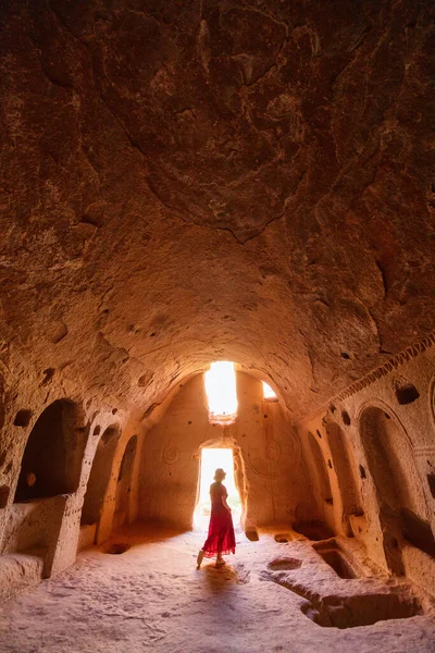 Silhouette Young Woman Cave Church Dated Back 10Th Century Cappadocia — Foto de Stock