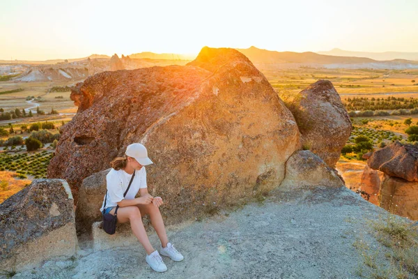 Teenage Girl Enjoying Stunning Sunset While Hiking Beautiful Valley Cavusin — Stock Photo, Image