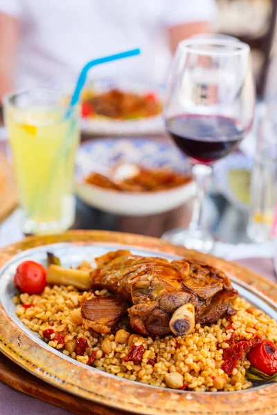 Heerlijke Gegrilde Lamsbout Geserveerd Voor Lunch Diner Restaurant — Stockfoto