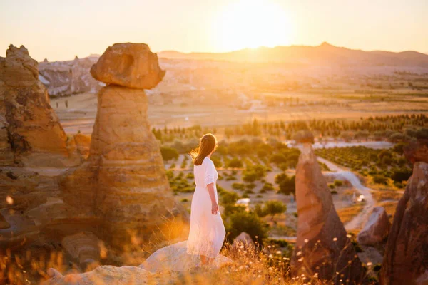 Back View Young Woman Enjoying Stunning Sunset While Hiking Beautiful — Stock Photo, Image