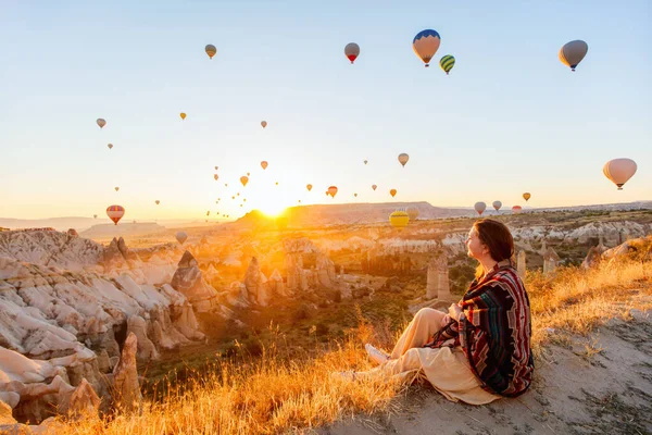 Young Woman Admire Scenery Hot Air Balloons Flying Love Valley — Photo