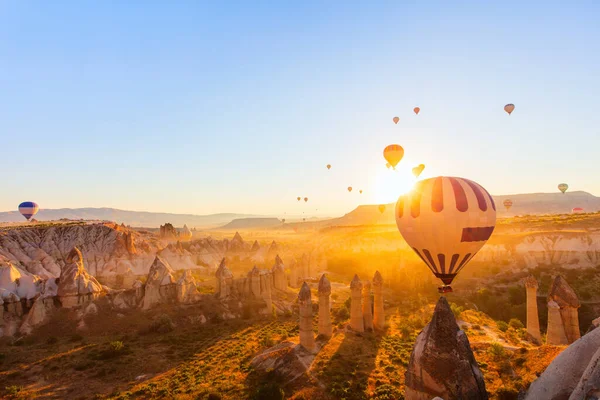 Gorgeous Sunrise Scenery Hot Air Balloons Flying Love Valley Rock — Zdjęcie stockowe