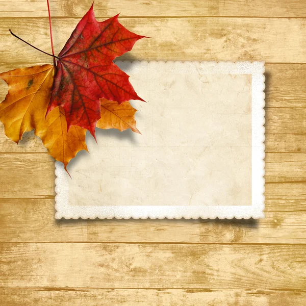 Dřevěné pozadí s podzimními listy — Stock fotografie