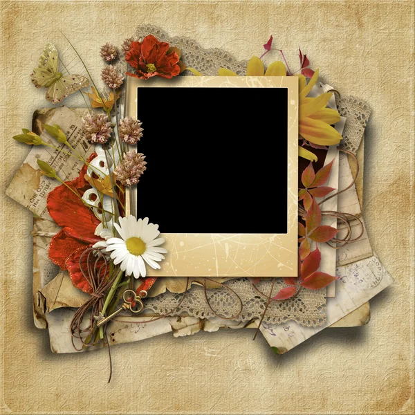 Bakgrund med foton, kuvert och blommor — Stockfoto
