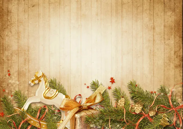 圣诞节的背景圣诞贺卡 带有节日花环 礼物和木制背景的摇曳的马 复制空间 — 图库照片