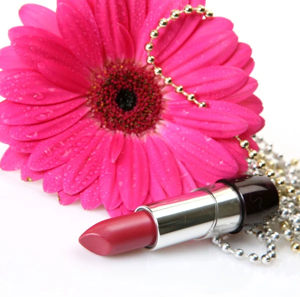 Roze bloem en lippenstift — Stockfoto