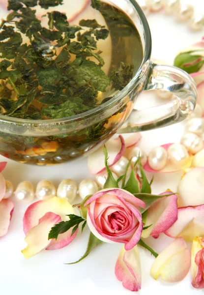 Cup met thee en rozen — Stockfoto