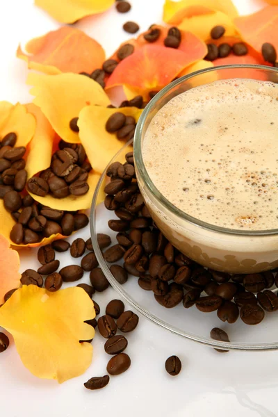 Taza de café y pétalos de rosas — Foto de Stock