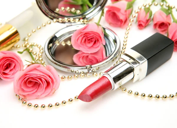 Roze rozen en lippenstift — Stockfoto