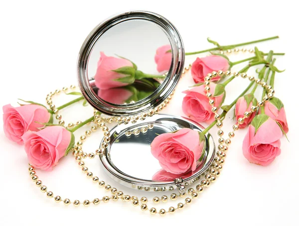 Růžové růže a zrcadlo — Stock fotografie