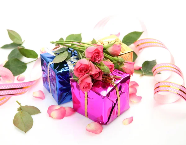 Розовые розы и подарок — стоковое фото