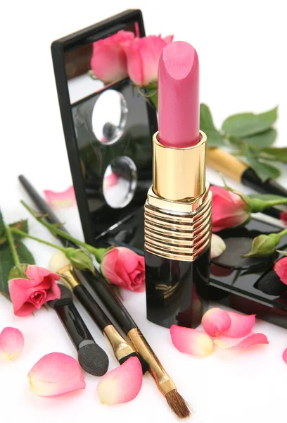 Dekorative Kosmetik und rosa Rosen — Stockfoto