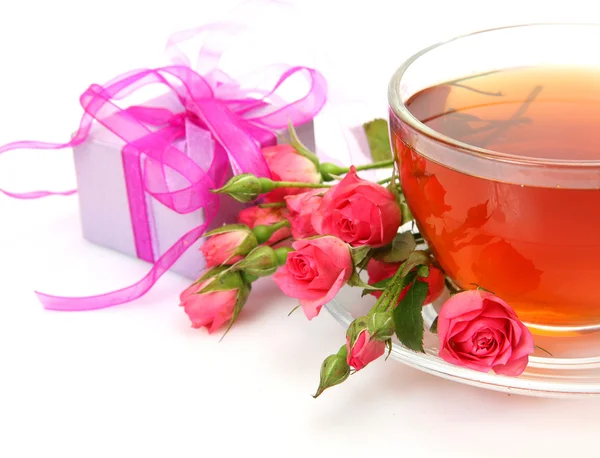 Tea and pink roses — Stock Photo, Image