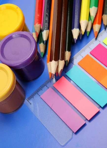 Pinturas de colores y lápices Imagen de archivo