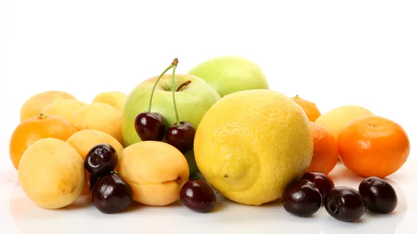 Zralé ovoce a bobuloviny — Stock fotografie