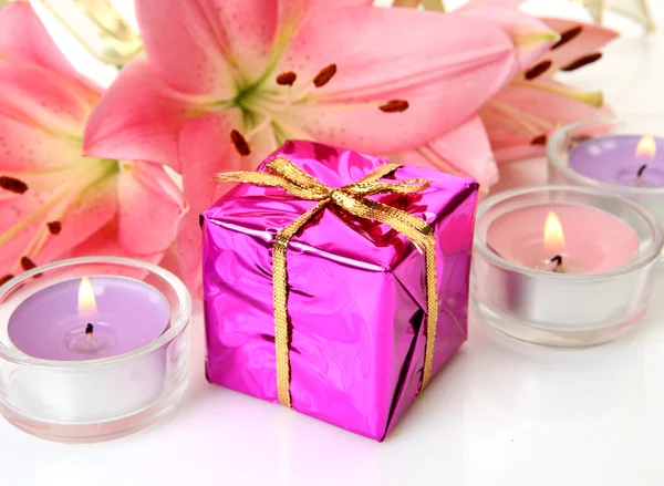 Schachtel mit einem Geschenk und Lilien — Stockfoto