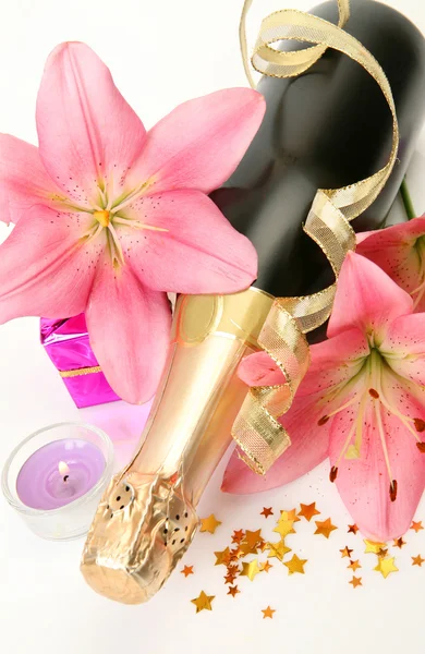 Schachtel mit einem Geschenk und Lilien — Stockfoto