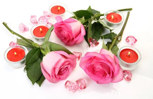 Roze rozen en kaarsen — Stockfoto