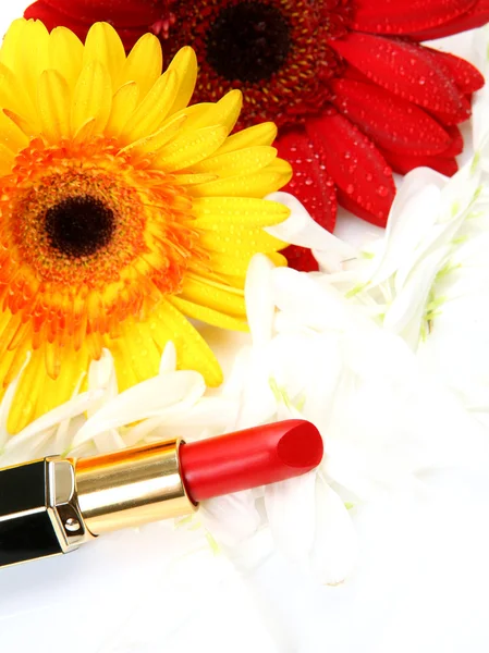 Cosmetici decorativi e fiori — Foto Stock