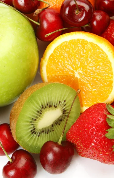 Спелые фрукты и ягоды — стоковое фото