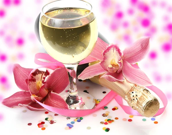 Champanhe e orquídeas rosa — Fotografia de Stock