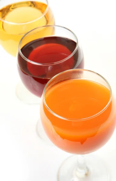 Jus de couleur dans les verres — Photo