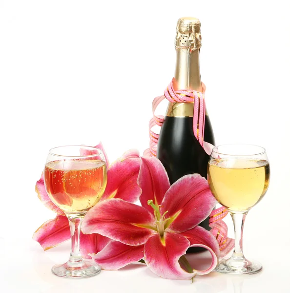 Вино і рожеві лілії — стокове фото