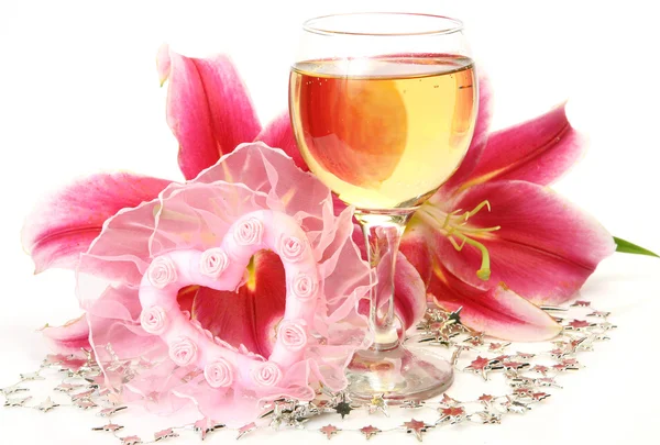 ワインとピンクのユリ — ストック写真