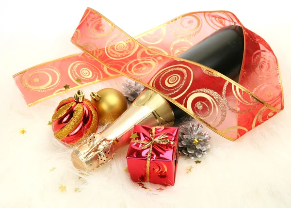 Champagne och christmas ornament — Stockfoto